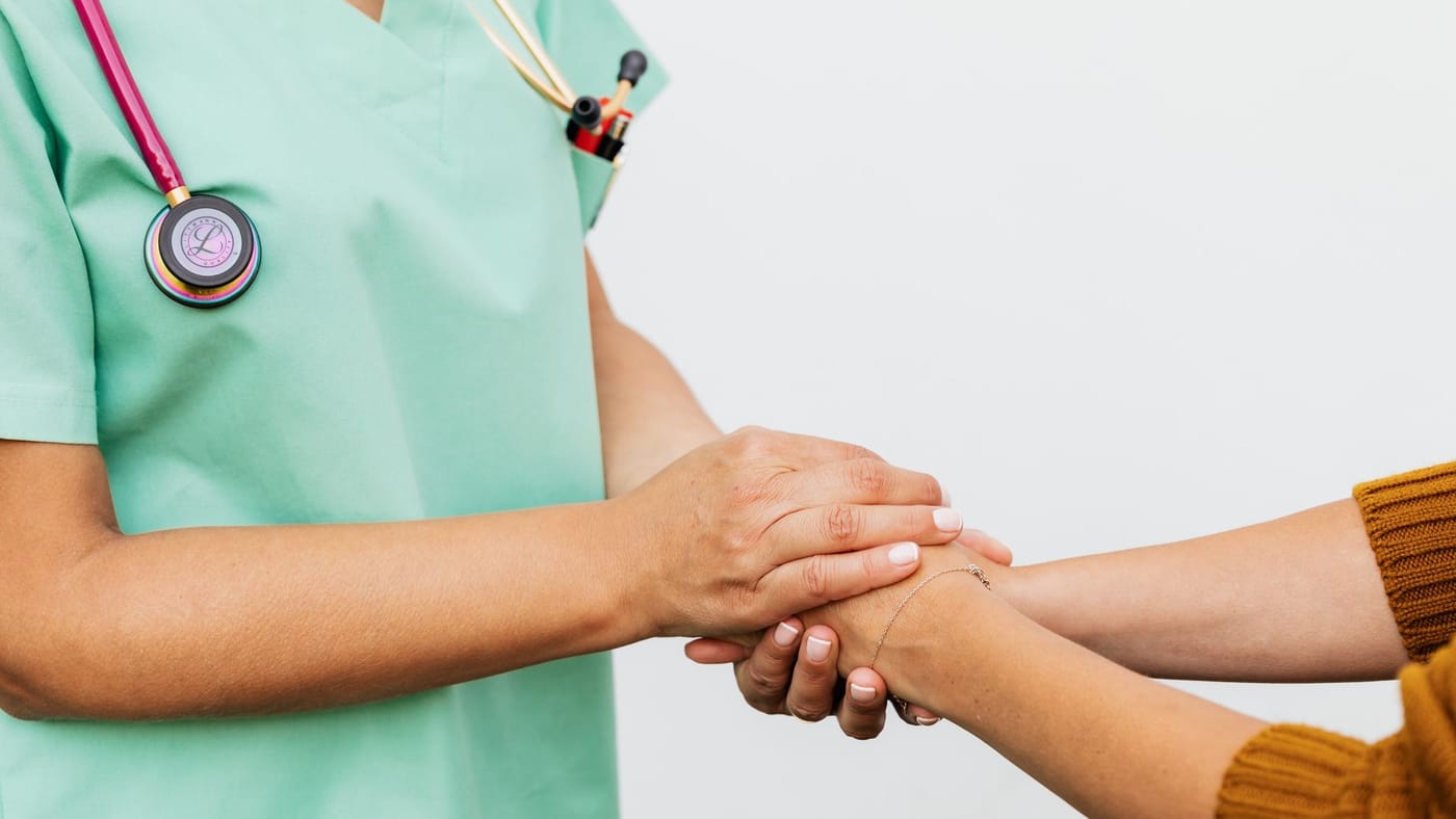 Médico acolhendo um paciente em gesto de confiança