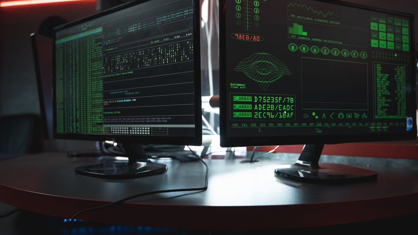 Profissional de segurança da informação monitorando sistemas