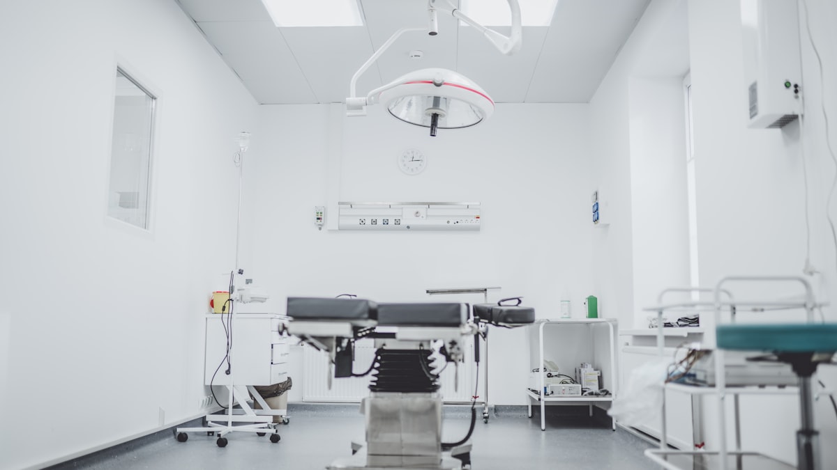 Ambiente hospitalar moderno — onde circulam os dados sensíveis protegidos pela LGPD
