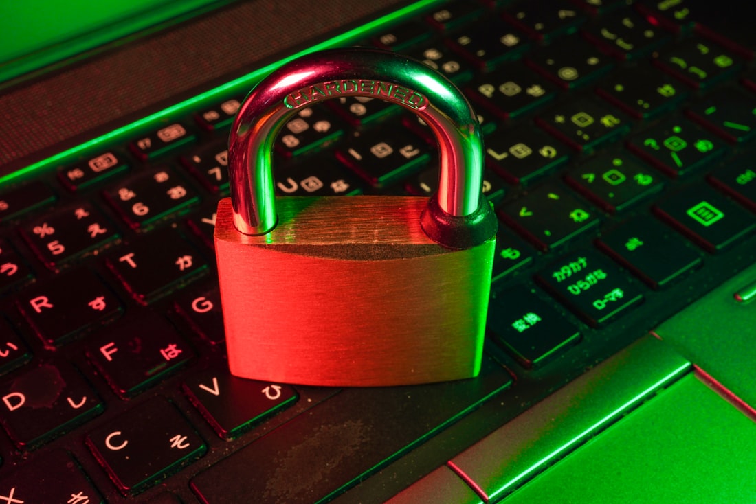 Cadeado sobre teclado simbolizando segurança e proteção de dados